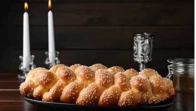 Frisch gebackener Hefezopf, goldbraun und luftig, mit zartem Hefeteig