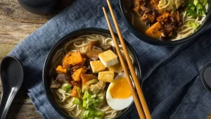 Authentisches japanisches Ramen in vegetarischer Variante mit Nudeln, Gemüse und würziger Brühe