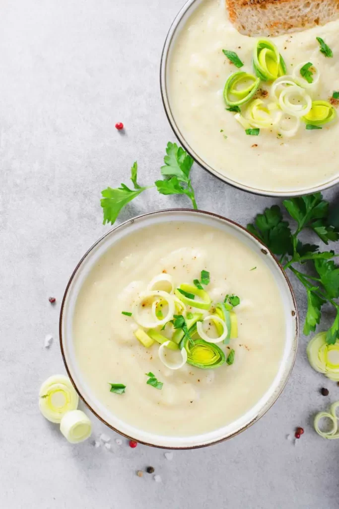 Vegetarische Käse-Lauch-Suppe, einfaches Rezept in einer Schüssel serviert