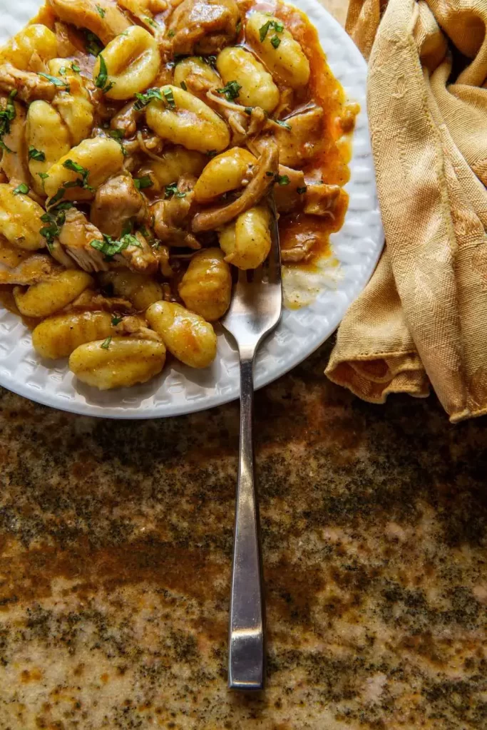 Klassische Gnocchi mit Hähnchen in cremiger Sahnesauce, serviert in einer eleganten Schüssel