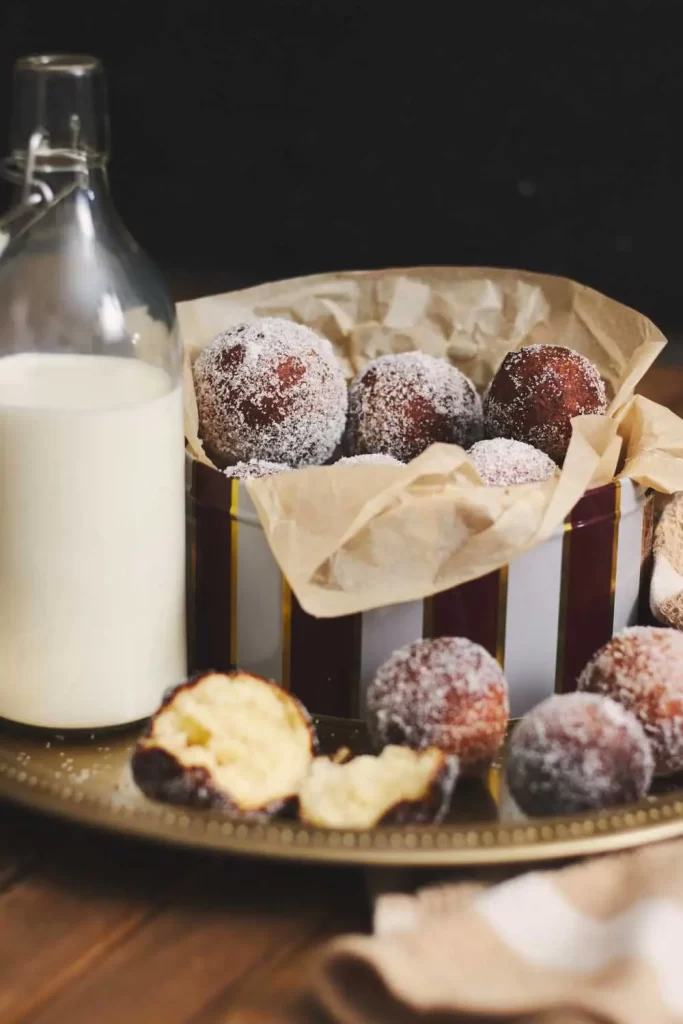 Klassische, goldbraune Quarkbällchen, knusprig gebacken und mit Puderzucker bestäubt