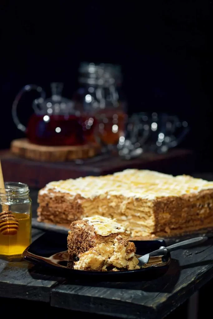 Klassischer Honig Kuchen – Saftiger Kuchen mit natürlicher Honigsüße, Zimt und Butter