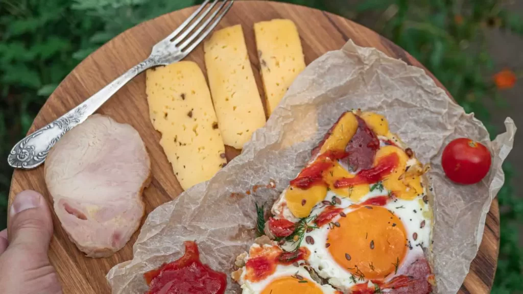 Klassischer Strammer Max mit knusprigem Brot, herzhaftem Schinken und einem Spiegelei, ein traditionelles deutsches Gericht.