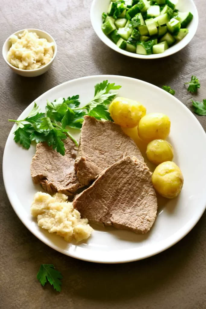 Klassisches Tafelspitz Rezept mit saftigem Rindfleisch und Gemüse