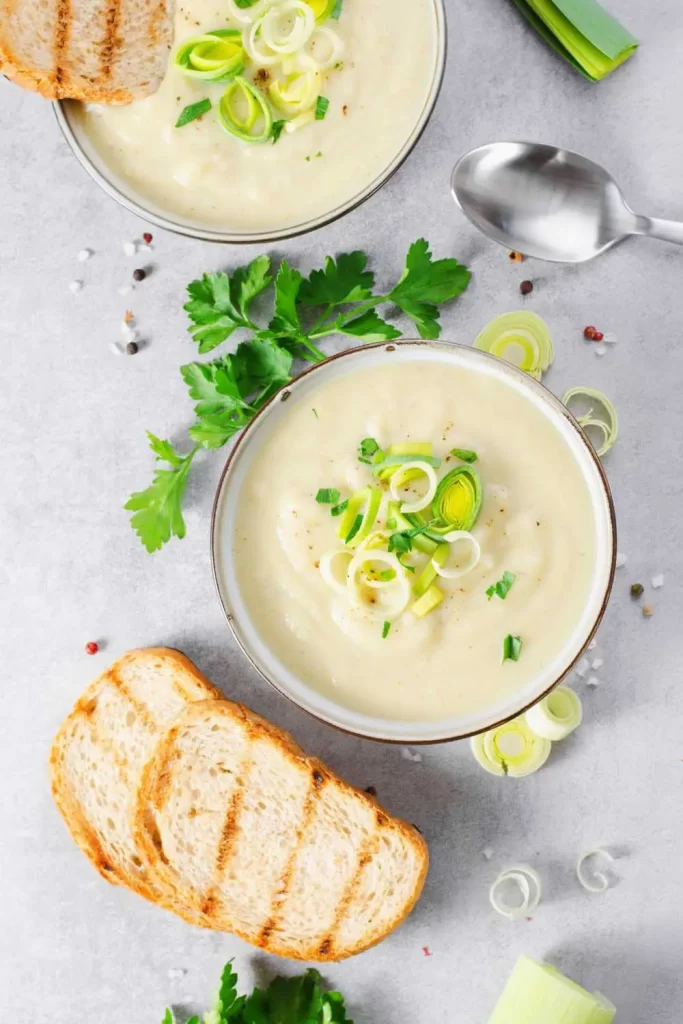 Leckere vegetarische Käse-Lauch-Suppe, cremig und mit frischen Kräutern garniert