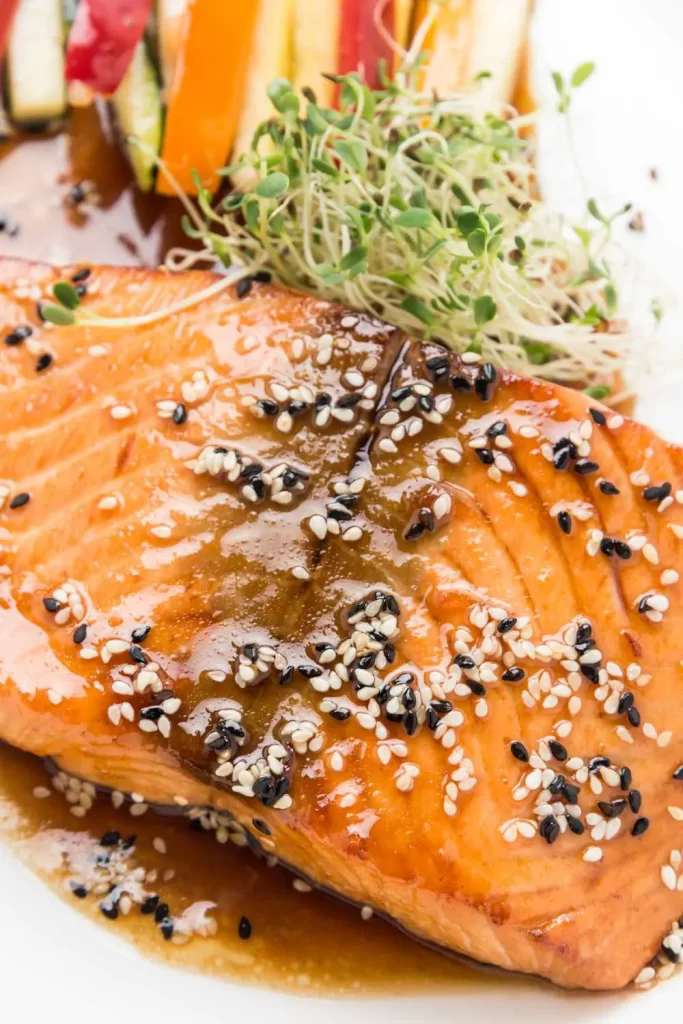 Leckerer Teriyaki Lachs mit glasiertem Finish und Sesam