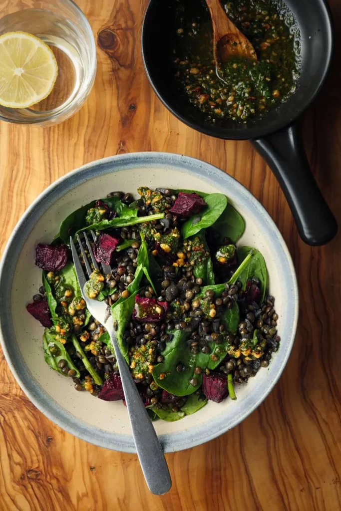 Leckerer Rote Bete und Linsen Salat mit frischen Zutaten und Kräuterdressing