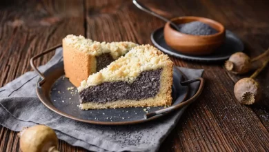 Saftiger Mohnkuchen mit knusprigen Streuseln, frisch gebacken und ideal für Kaffeetafel oder Dessert.