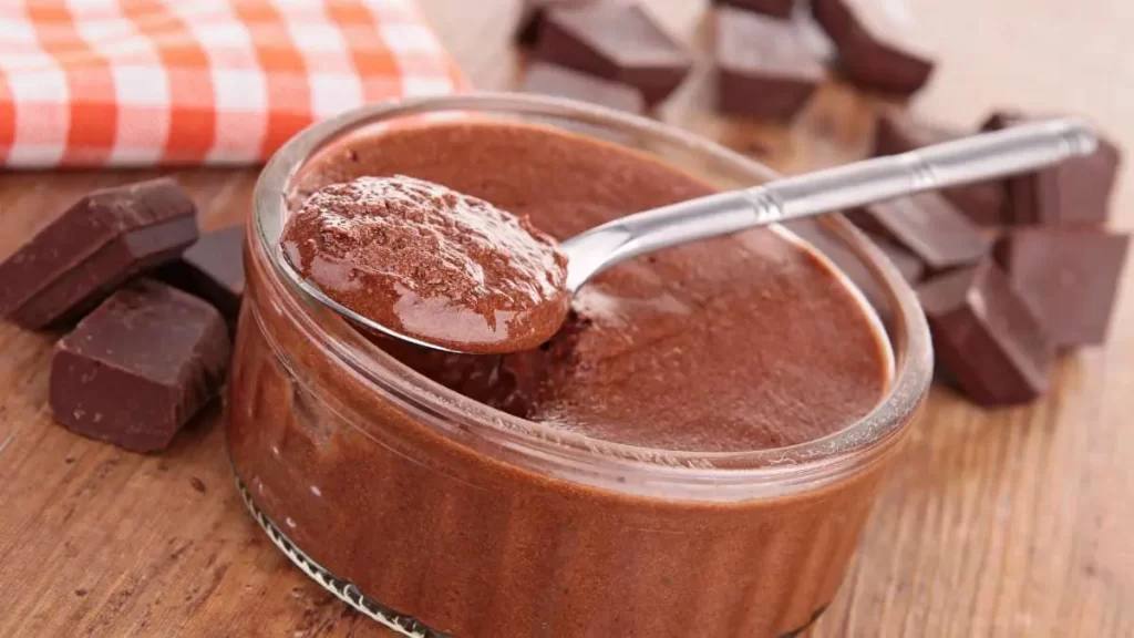 Mousse au Chocolat ohne Ei, serviert in einer Schüssel und mit Schokoraspeln bestreut