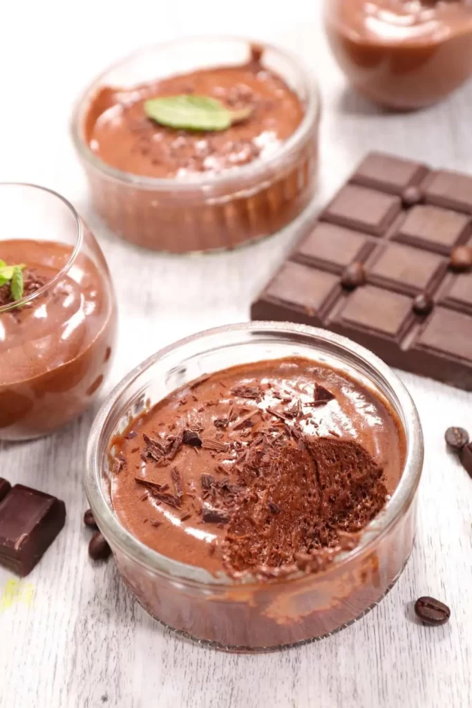 Mousse au Chocolat ohne Ei, serviert als Dessert in einem Glas mit Schokoraspeln