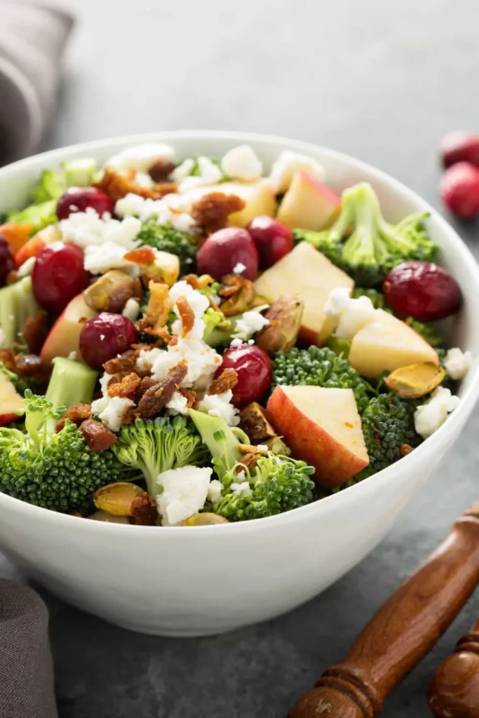 Omas Brokkoli Salat mit frischen Zutaten, Käse und cremigem Dressing