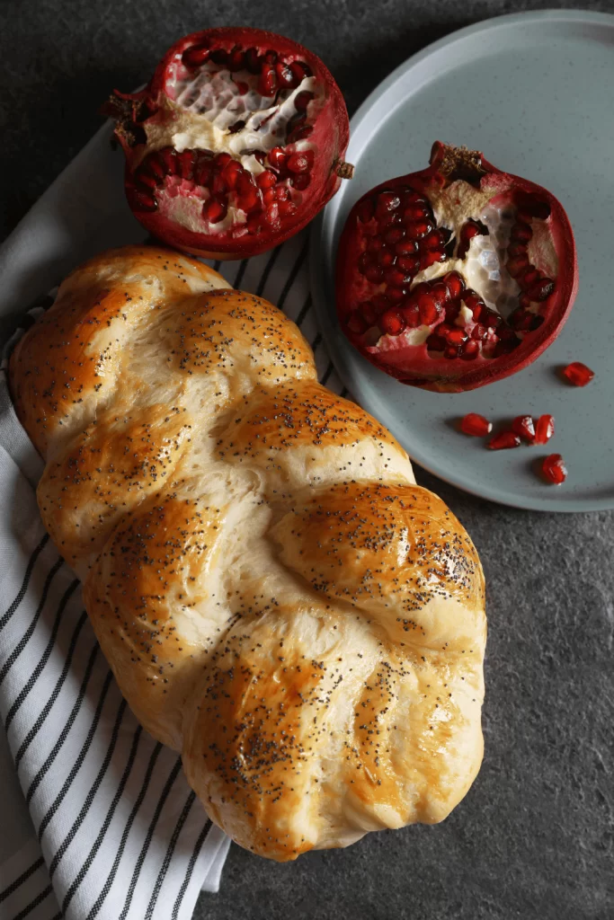 Omas Hefezopf, liebevoll geflochten und goldbraun gebacken, mit weichem Hefeteig