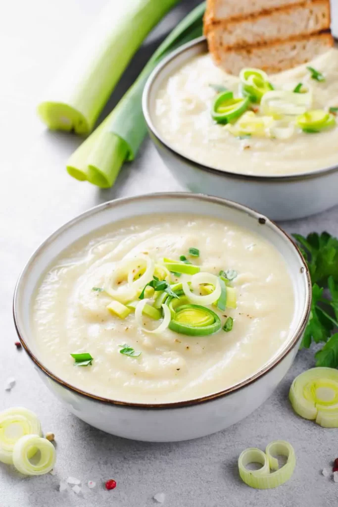  Omas traditionelle vegetarische Käse-Lauch-Suppe, cremig und herzhaft