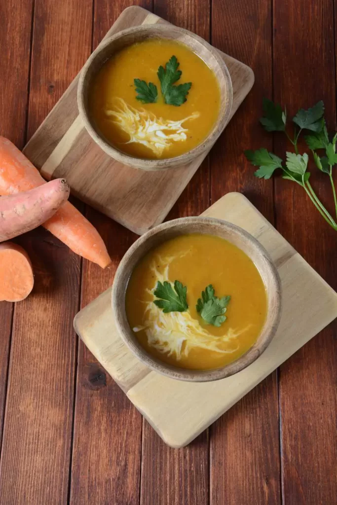 Traditionelle Kartoffel-Karotten-Suppe nach Omas Rezept, serviert in einer rustikalen Schüssel