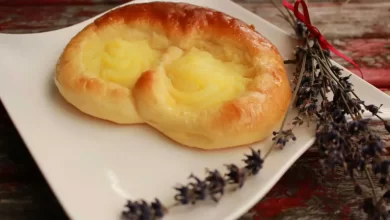 Frisch gebackene Puddingbrezel mit goldbraunem Teig und cremiger Vanillepudding-Füllung