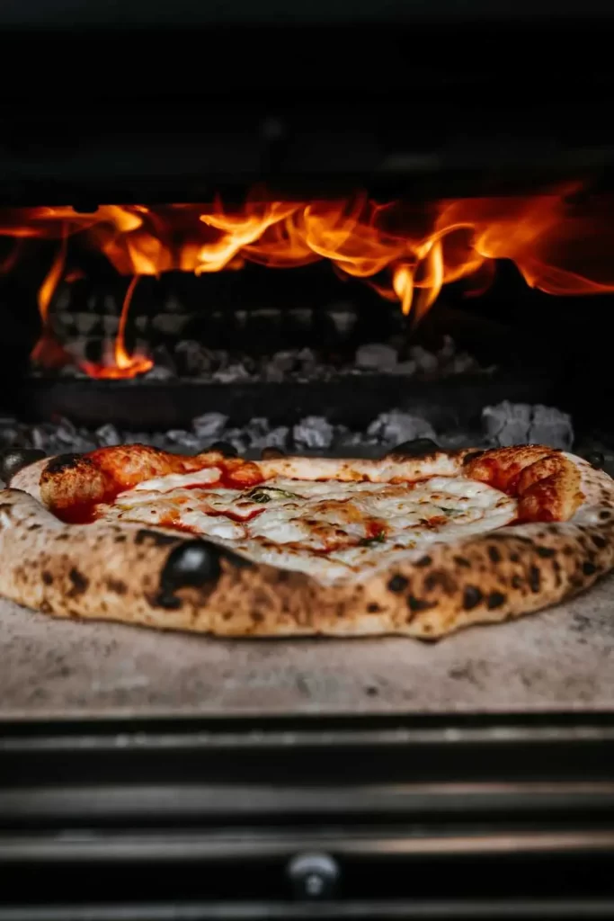 Quark-Öl-Teig Pizza frisch aus dem Ofen mit goldbrauner Kruste