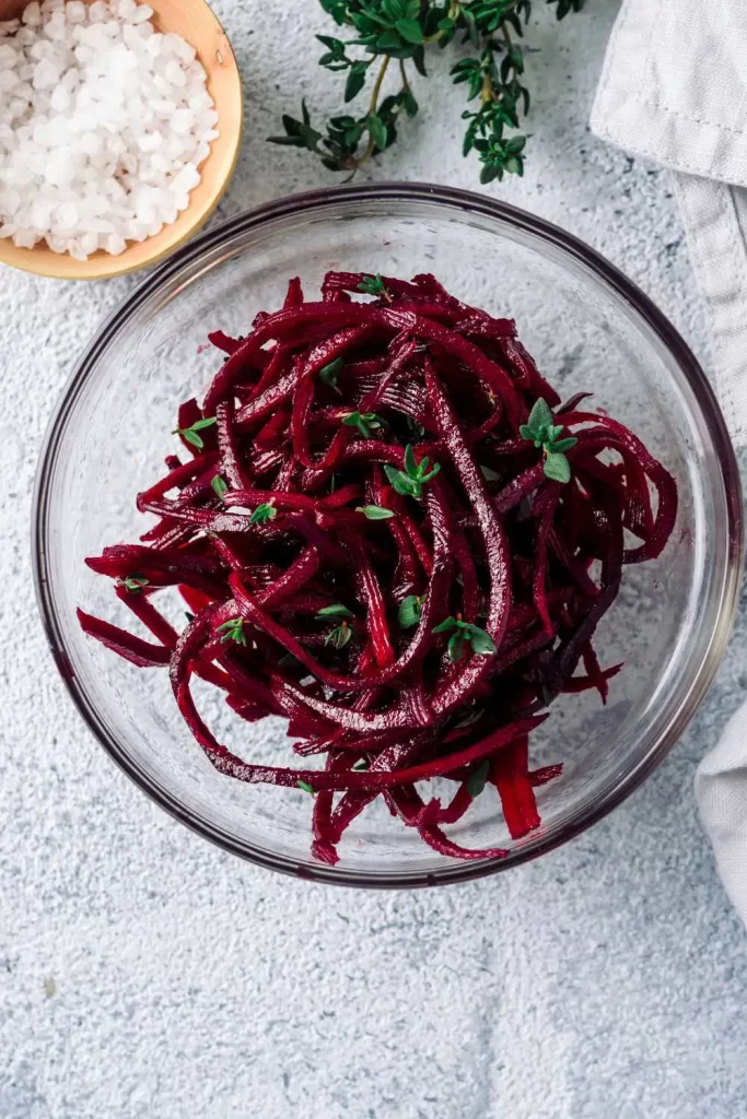 Rote Bete Salat während der Zubereitung