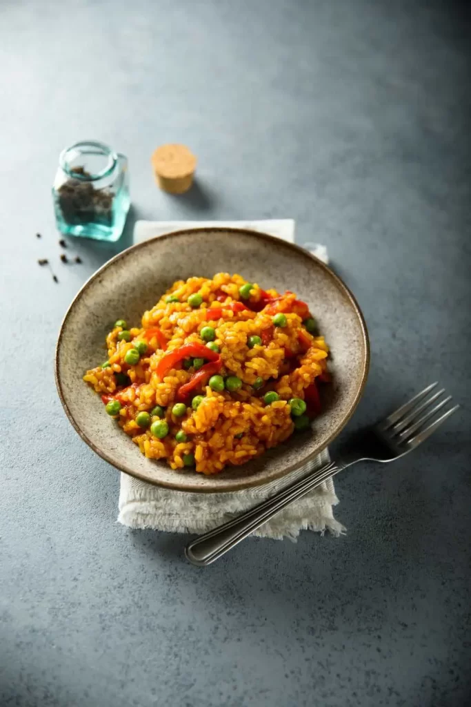 Spanische vegetarische Paella mit frischem Gemüse und Safran einfach selber machen