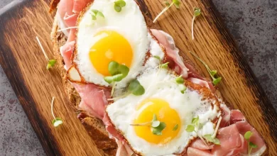 Ein klassisches Strammer Max Rezept mit knusprigem Brot, Schinken und Spiegelei, einfach und schnell zubereitet.