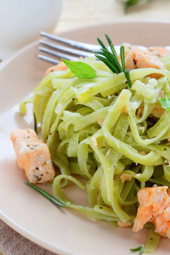 Traditionelles Nudelgericht mit frischem Lachs und aromatischen Gewürzen.