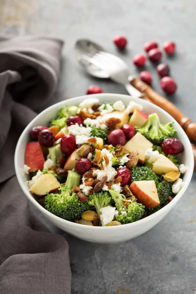 Traditioneller Brokkoli Salat mit frischem Gemüse und cremigem Dressing