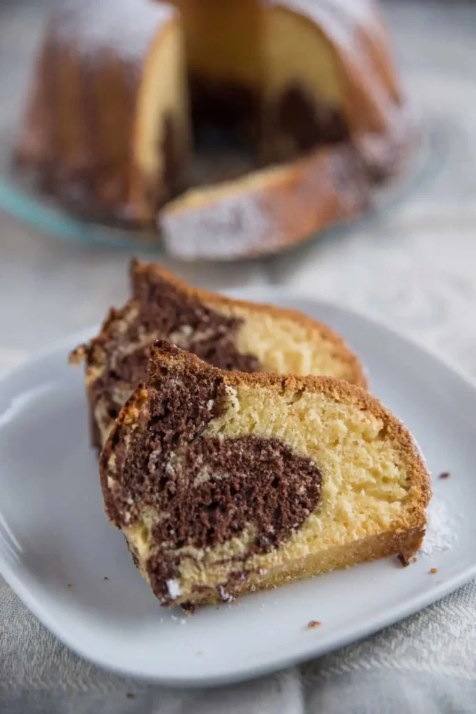 Traditioneller Gugelhupf, goldbraun, mit Puderzucker bestäubt und in klassischer Form gebacken