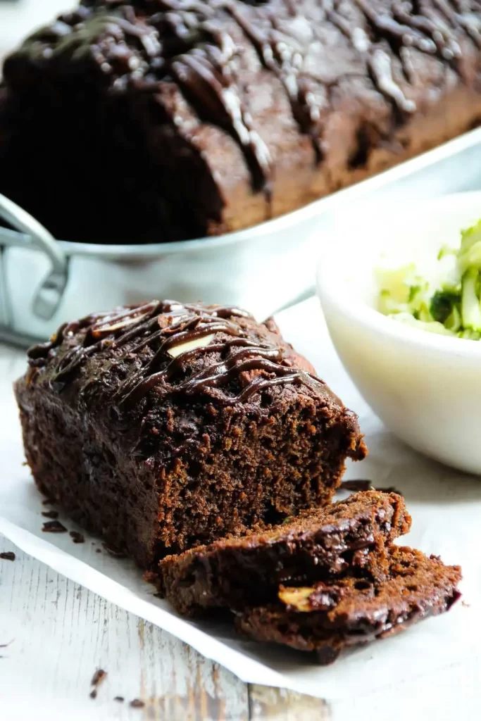 Traditioneller Schoko Zucchini Kuchen, saftig und schokoladig, nach klassischem Rezept gebacken, serviert auf einem Teller