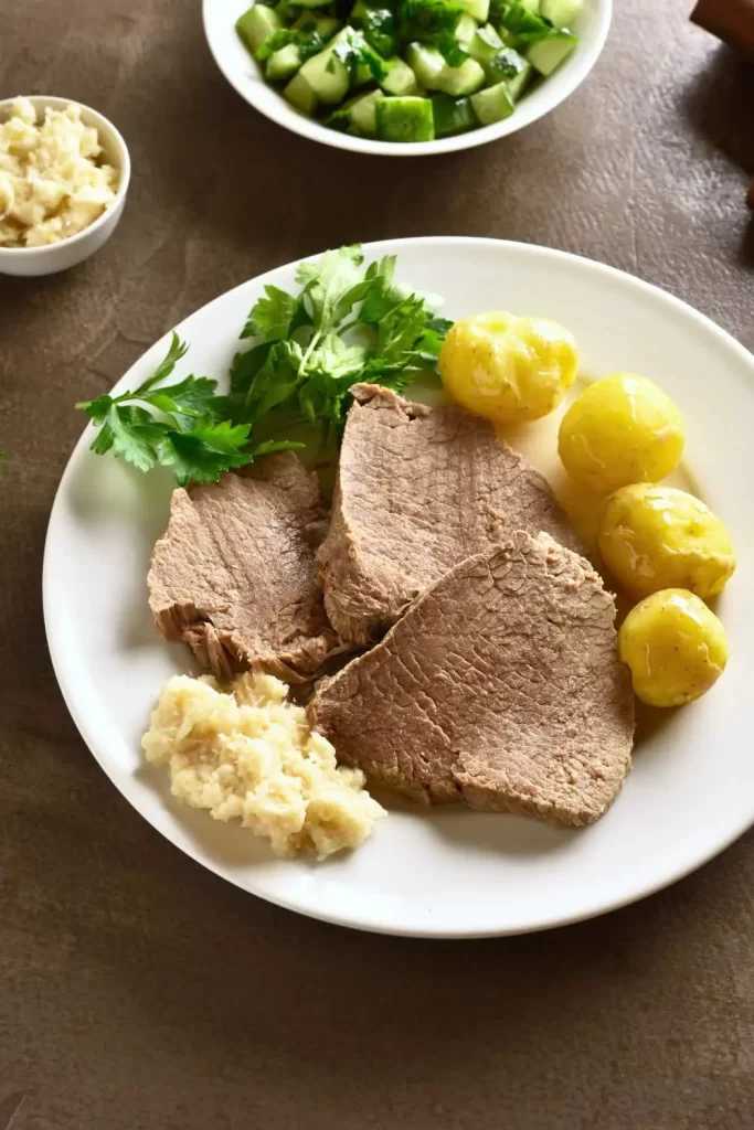 Traditionelles Tafelspitz Rezept mit zartem Fleisch und Gemüse