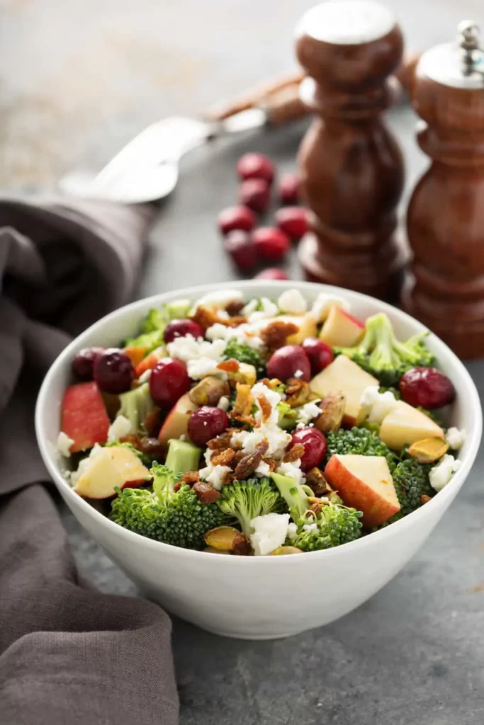 Leckere vegane Mahlzeit mit frischem Gemüse, Hülsenfrüchten und pflanzlichem Dressing