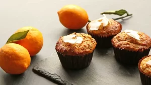 Frische vegane Zitronenmuffins auf einem Teller, perfekt für einen saftigen Genuss ohne tierische Zutaten