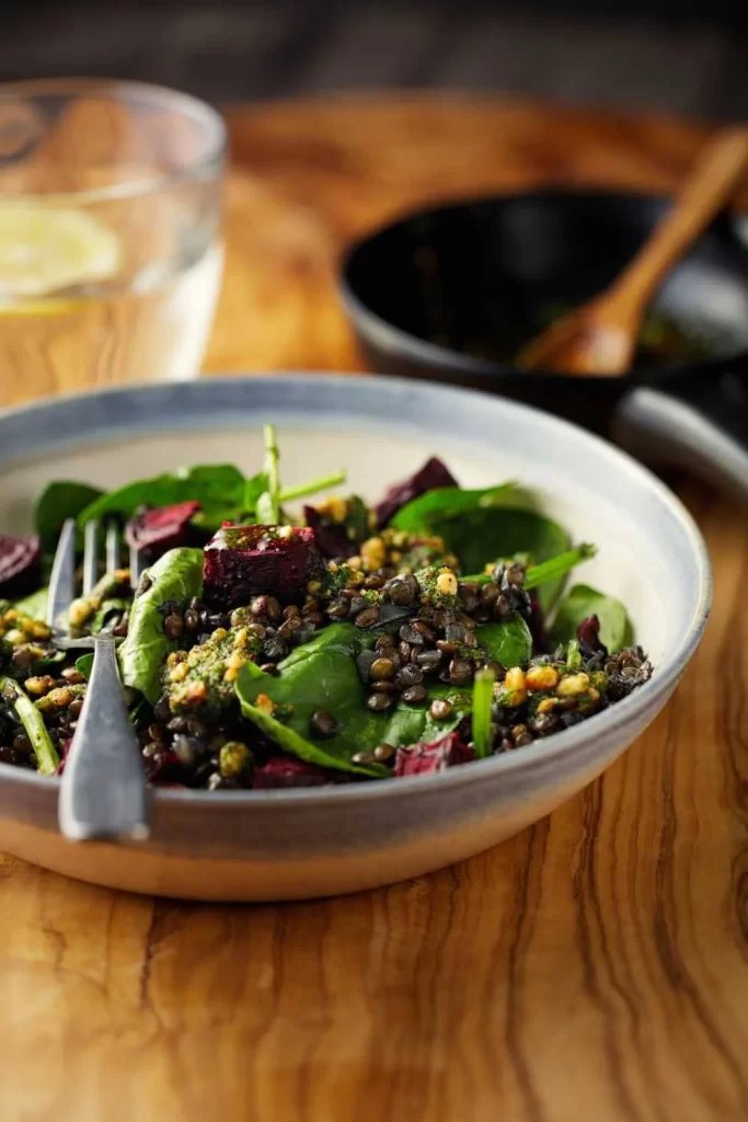 Veganer Rote Bete und Linsen Salat mit frischen Zutaten und pflanzlichem Dressing