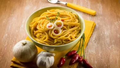 Vegetarische Carbonara mit Pasta, Parmesan und einer cremigen Soße