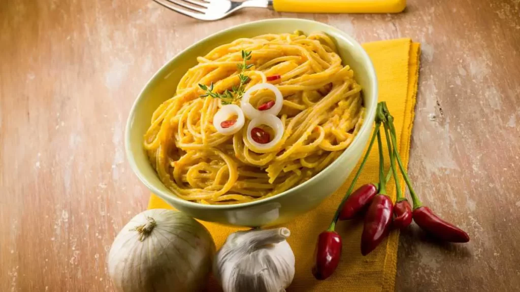 Cremige vegetarische Carbonara mit Pasta, Parmesan und Ei