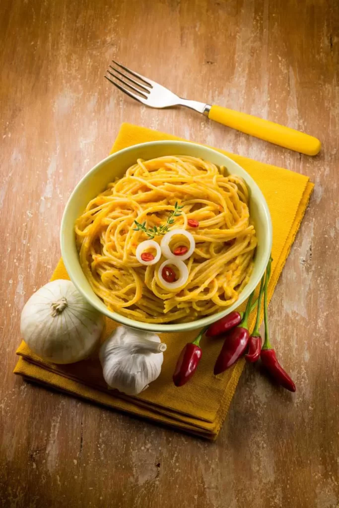 Vegetarische Carbonara mit cremiger Soße und frischen Zutaten