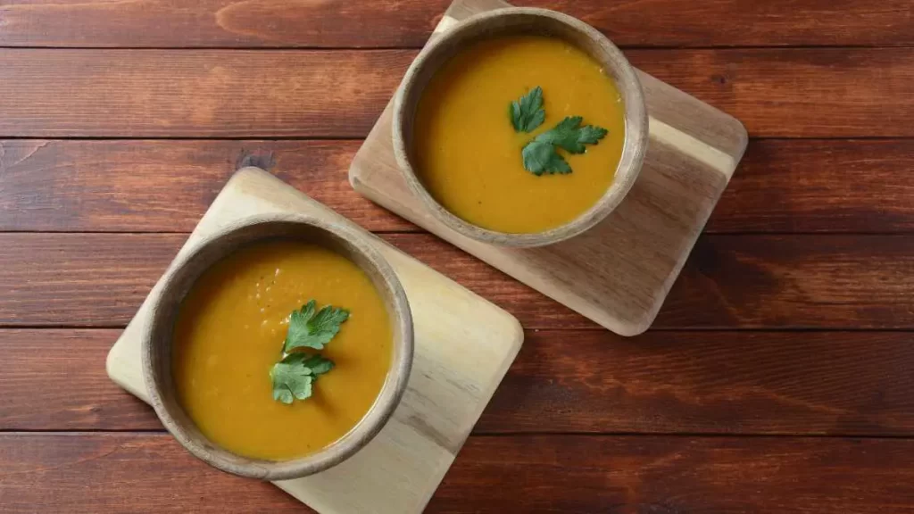 Cremige vegetarische und vegane Kartoffel-Karotten-Suppe, verfeinert mit Gewürzen und Kräutern