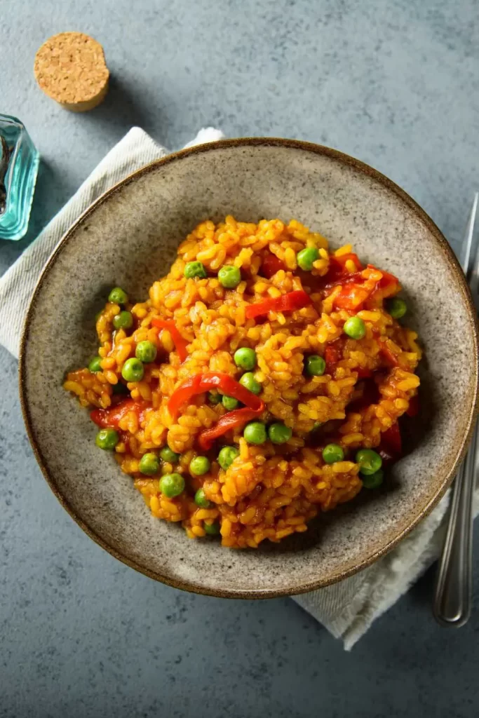 Original vegetarische Paella mit frischen Zutaten und Safran