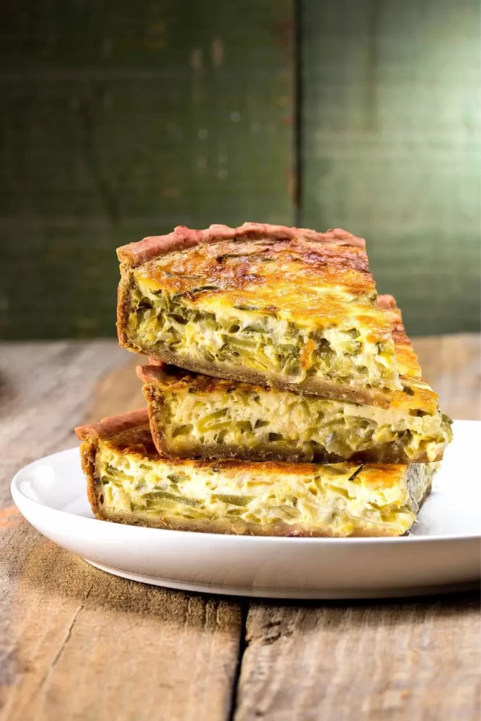  Stücke einer vegetarischen Quiche mit frischem Gemüse und knusprigem Teig