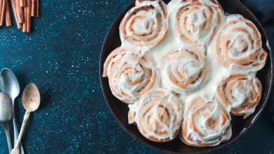 Vegane Zimtschnecken mit Zuckerglasur auf Backblech