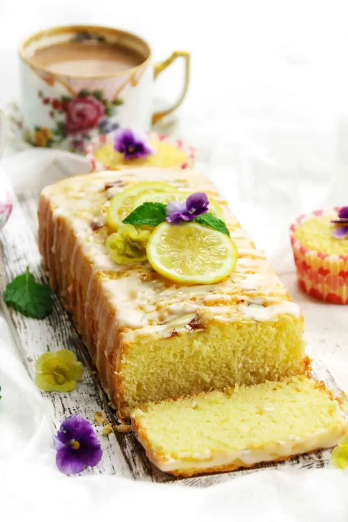 Frischer Zitronen-Buttermilch-Kuchen mit glasierter Oberfläche und Zitronenscheiben.