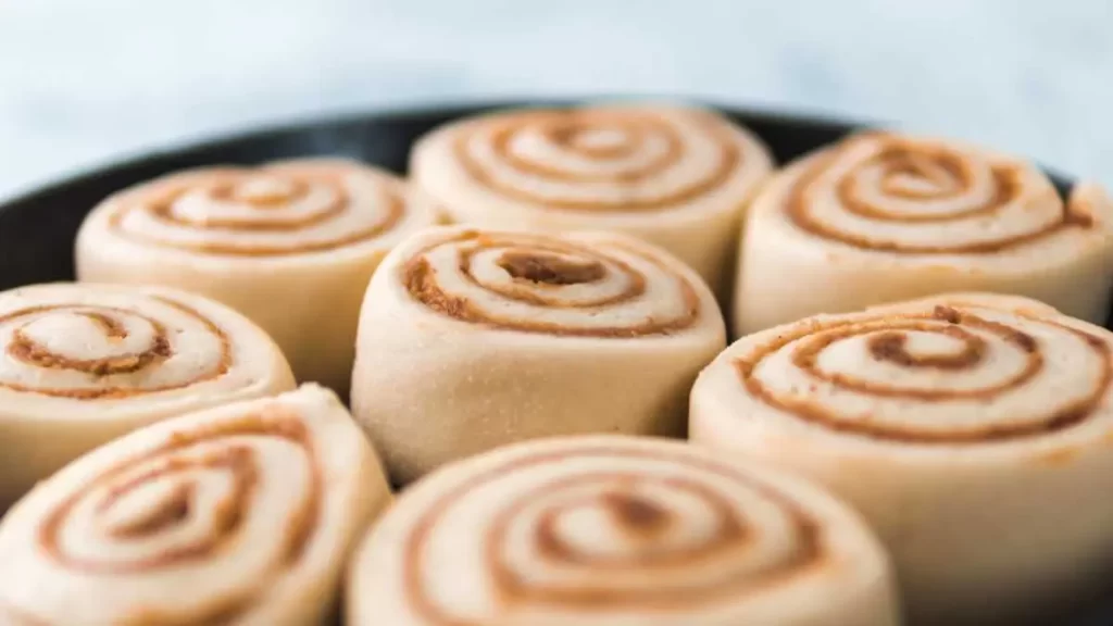 Einfache vegane Zimtschnecken mit Zimtfüllung und Glasur