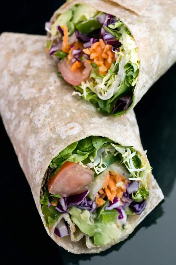 Einfache vegetarische Wraps mit frischen Zutaten