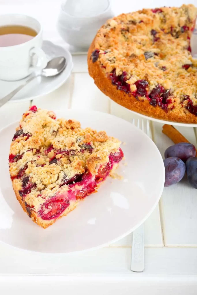 Einfacher Zwetschgenkuchen nach Omas Rezept, saftig und unkompliziert, ideal für den Spätsommer.