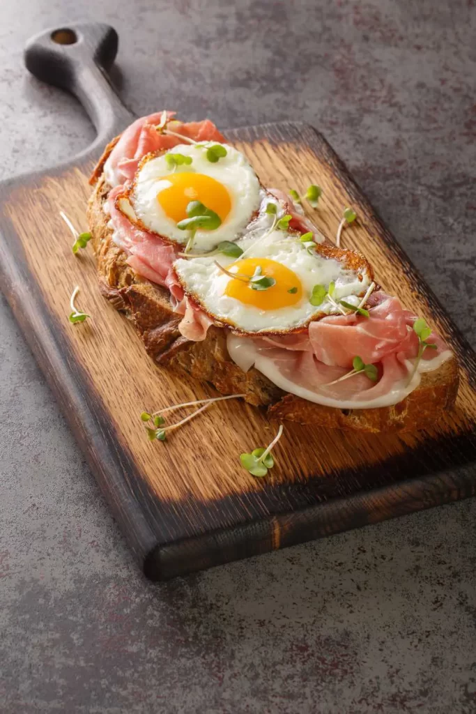 Ein einfaches Strammer Max Rezept mit Brot, Schinken und Spiegelei, in wenigen Minuten zubereitet.