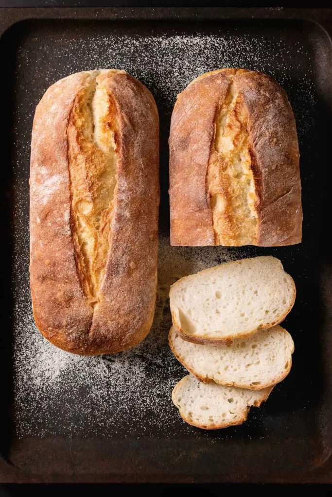 Fluffiges Weißbrot mit weicher Krume und goldbrauner Kruste