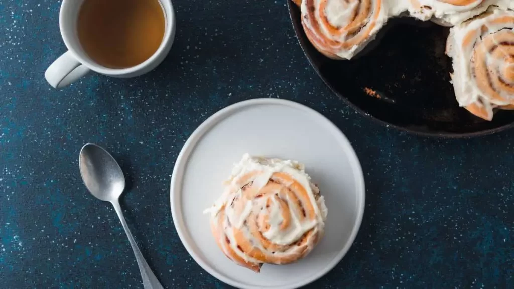 Gesundes Frühstück mit frischen Früchten, Haferflocken und Nüssen