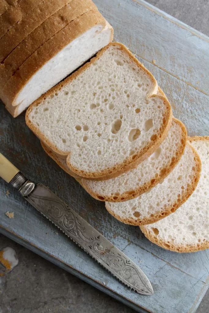 Gesundes glutenfreies Brot mit Körnern und knuspriger Kruste auf einem Holzbrett