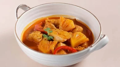 Hähnchen Curry mit cremiger Ananas Soße und Reis, perfekt für ein exotisches Abendessen Bildbeschriftung: Saftiges Hähnchen Curry in fruchtiger Ananas Soße – ein einfaches und köstliches
