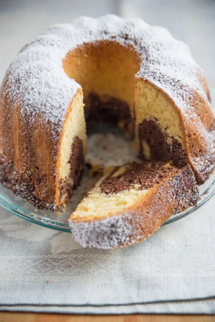 Klassischer Gugelhupf, goldbraun gebacken und mit Puderzucker bestäubt