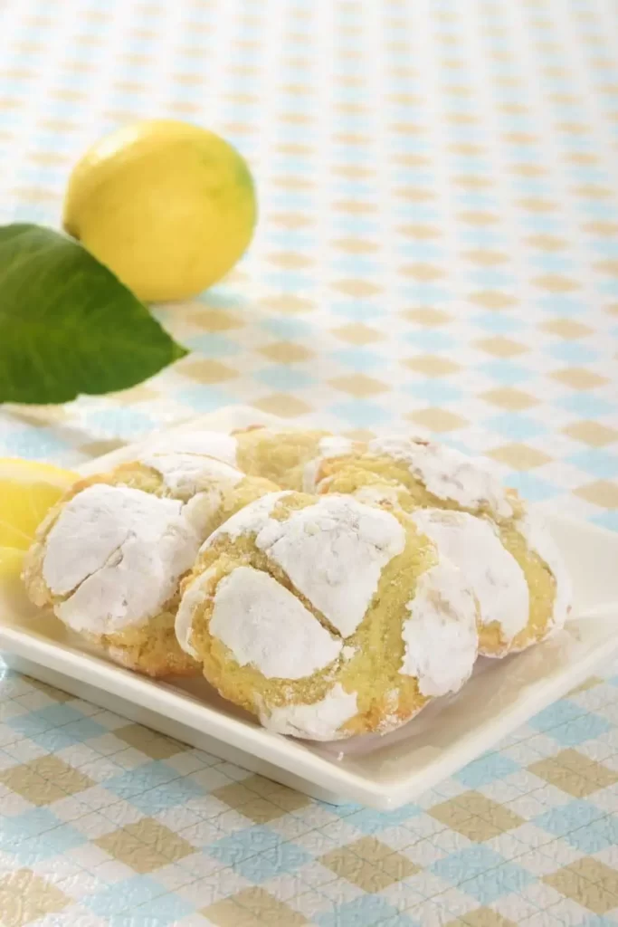 Klassische Zitronenkekse, goldbraun gebacken und mit Zitronenschalen verziert