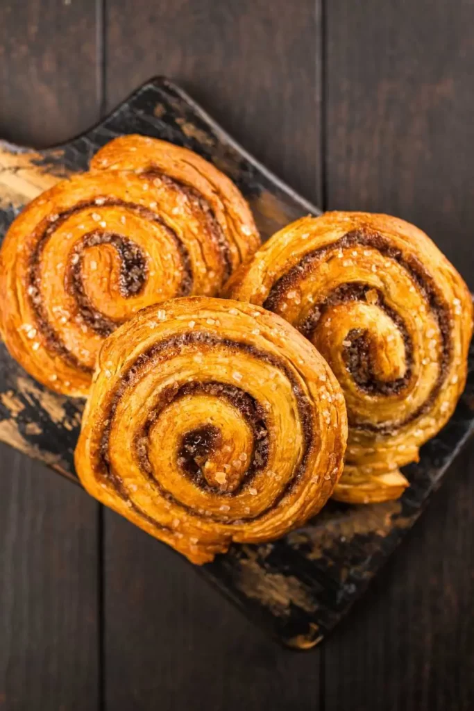 Klassische dänische Zimtschnecken mit Zimtfüllung, frisch gebacken